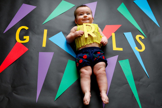 Illustration for article titled Super cute baby dressed up and posed as famous TV show characters